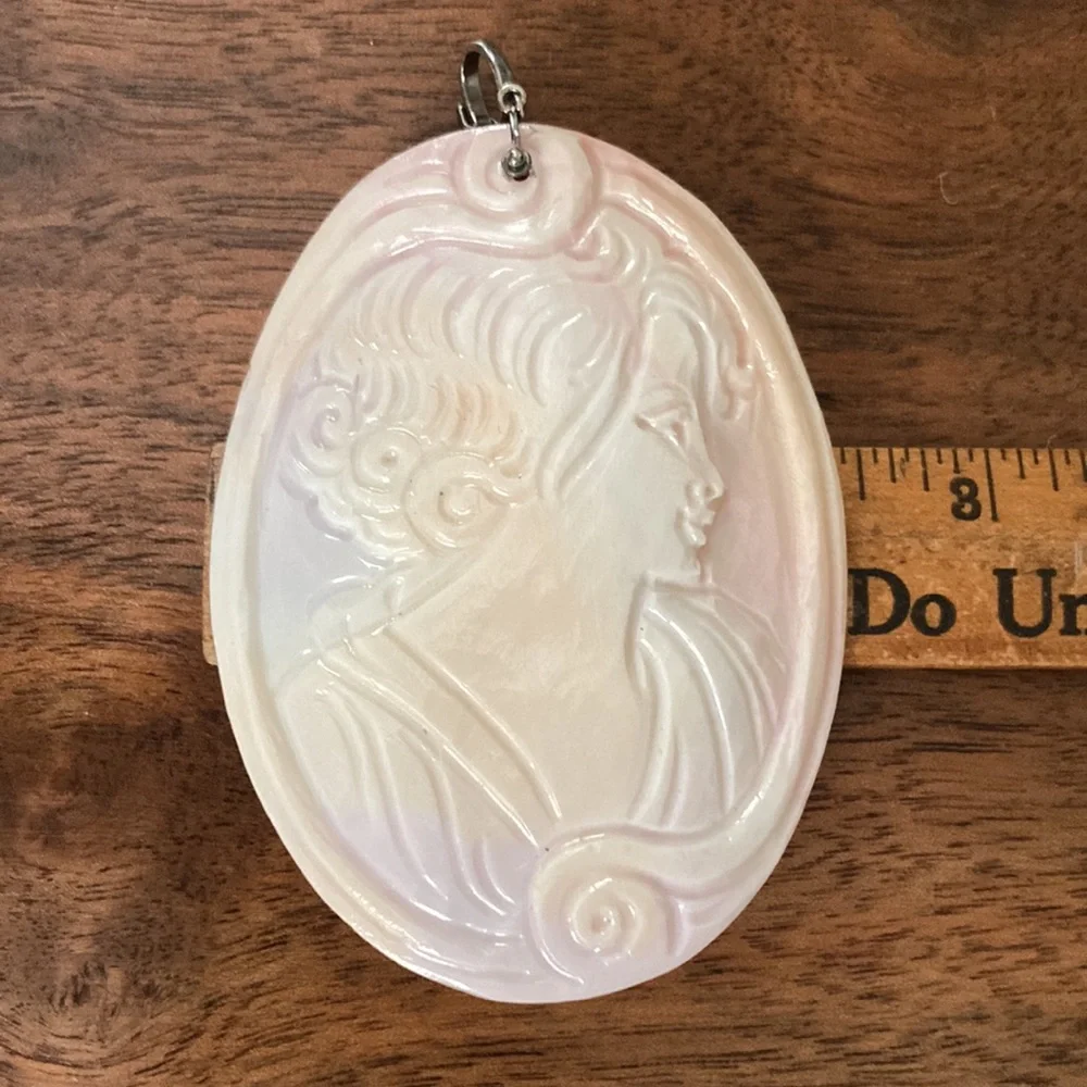 Vintage-Signed Carved Shell - Picture 7 of 11